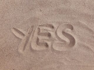 小さなYESを積み重ねる交渉術「フット・イン・ザ・ドア」とは？【心理学】