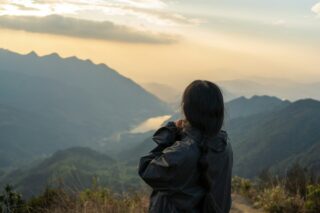 【メラビアンの法則】人は見た目が9割は誤解？「メラビアンの法則」の本当の意味と、心の矛盾【とろLabo用語集】