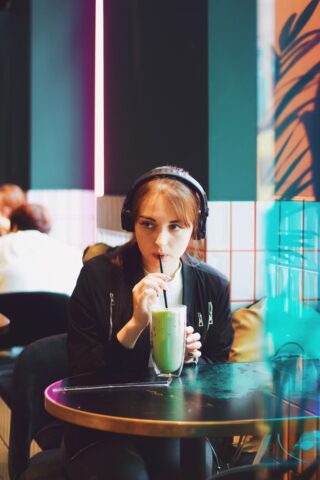 なぜ、あの曲が頭から離れない？科学が教える「イヤーワーム」の正体と、即効性のある止め方