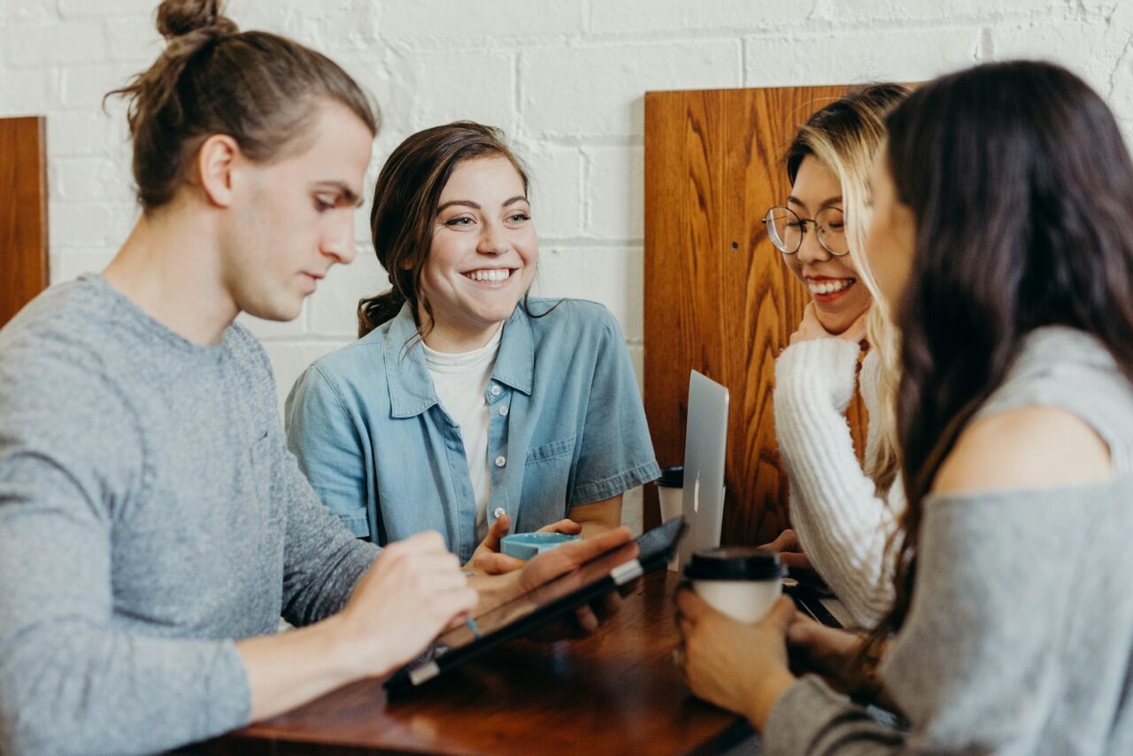 「話の腰を折る人」にもう悩まない！会話の主導権を取り戻す心理テクニック