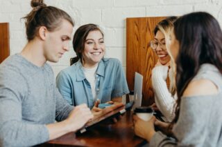 「話の腰を折る人」にもう悩まない！会話の主導権を取り戻す心理テクニック