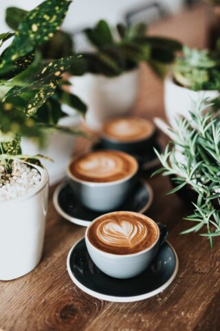 【科学的時間術】コーヒーは朝9時半以降に飲め！ホルモンを味方にパフォーマンスを最大化する習慣