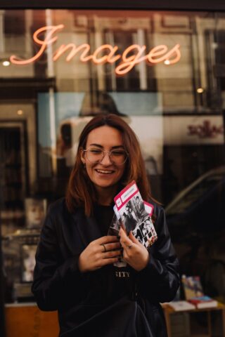 「うーん、この映画、正直あんまり面白くないな…」そう思いながらも、あなたは席を立てずにいる。なぜなら、「チケット代が“もったいない”」から。